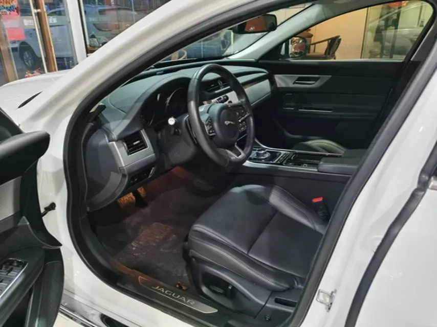 2020 Jaguar XFL 2.0T 200HP L4 8AT,autocango,china used car exporter,china ev exporter,chinese used car exporter,chinese used ev exporter