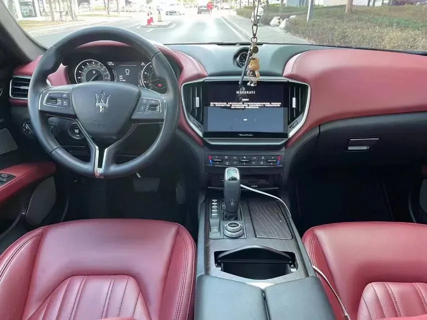 2021 Maserati Ghibli 2.0T 330HP L4 8AT,autocango,china used car exporter,china ev exporter,chinese used car exporter,chinese used ev exporter