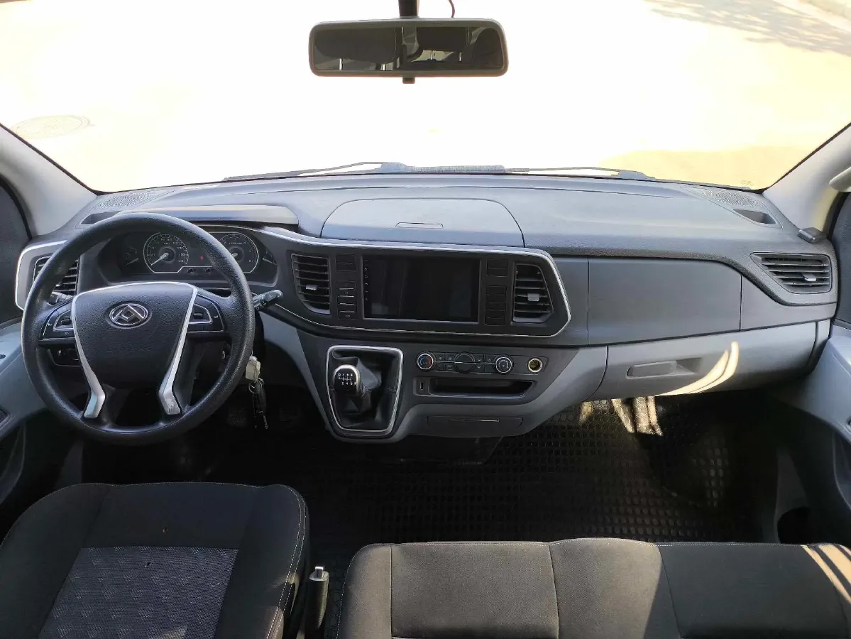 2023 MAXUS XinTu V80 2.0T 127HP L4 6MT,autocango,china used car exporter,china ev exporter,chinese used car exporter,chinese used ev exporter