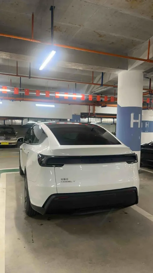 2025 Tesla Model Y BEV 62.5KWH,autocango,china used car exporter,china ev exporter,chinese used car exporter,chinese used ev exporter