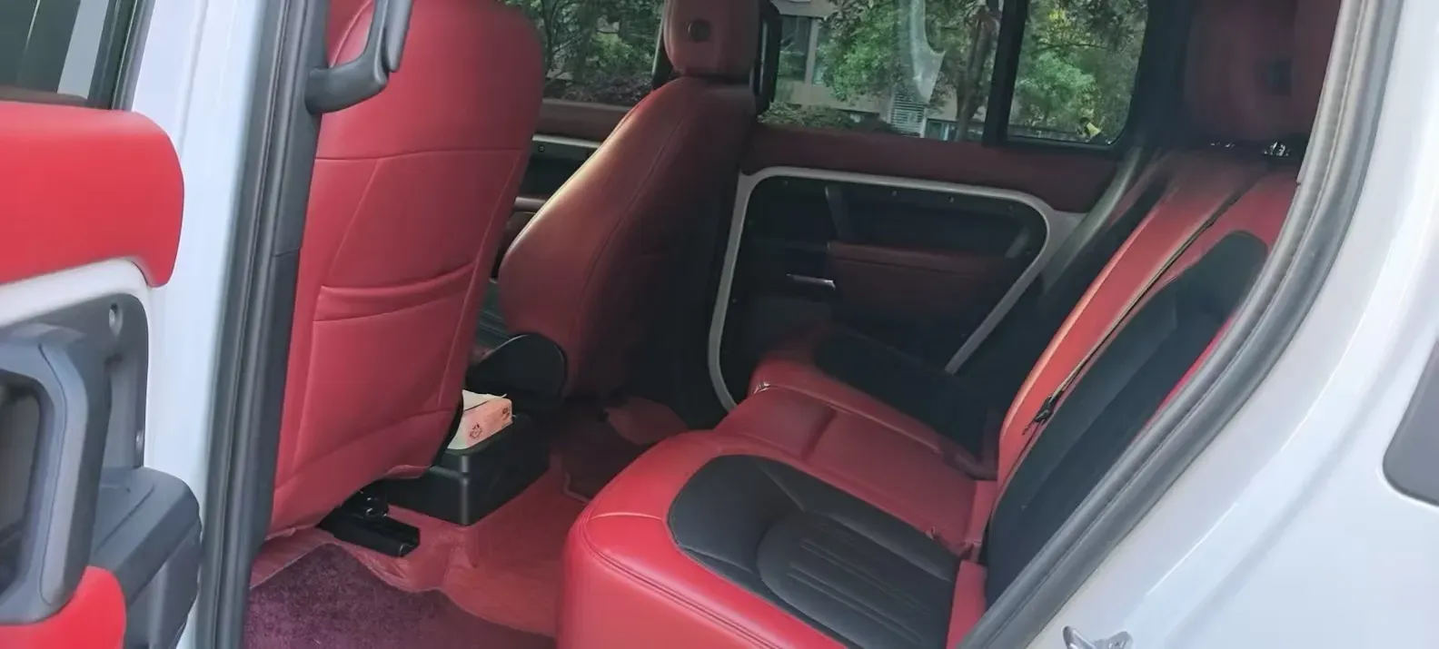 2022 Land Rover Defender 2.0T 300HP L4 8AT,autocango,china used car exporter,china ev exporter,chinese used car exporter,chinese used ev exporter