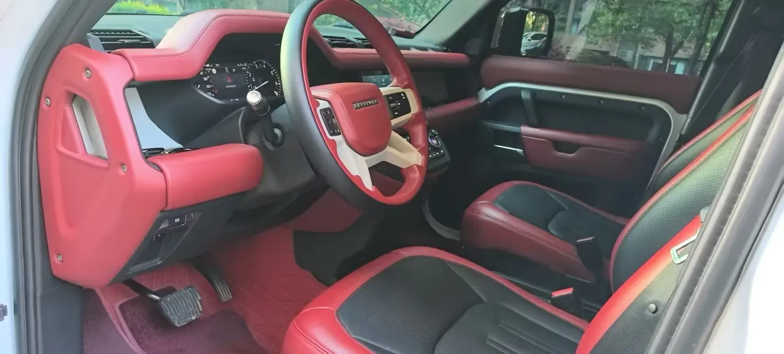 2022 Land Rover Defender 2.0T 300HP L4 8AT,autocango,china used car exporter,china ev exporter,chinese used car exporter,chinese used ev exporter