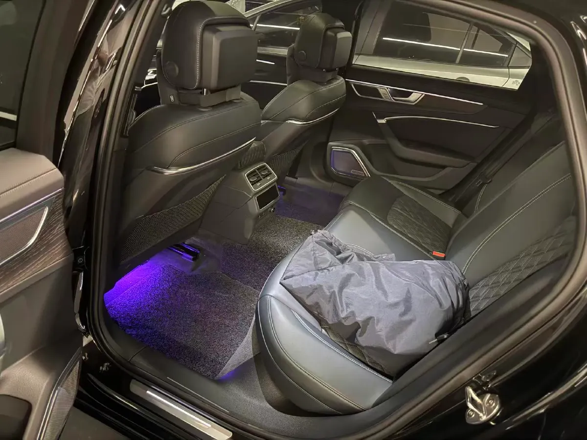 2025 Audi A6L 2.0T 245HP L4 7DCT,autocango,china used car exporter,china ev exporter,chinese used car exporter,chinese used ev exporter