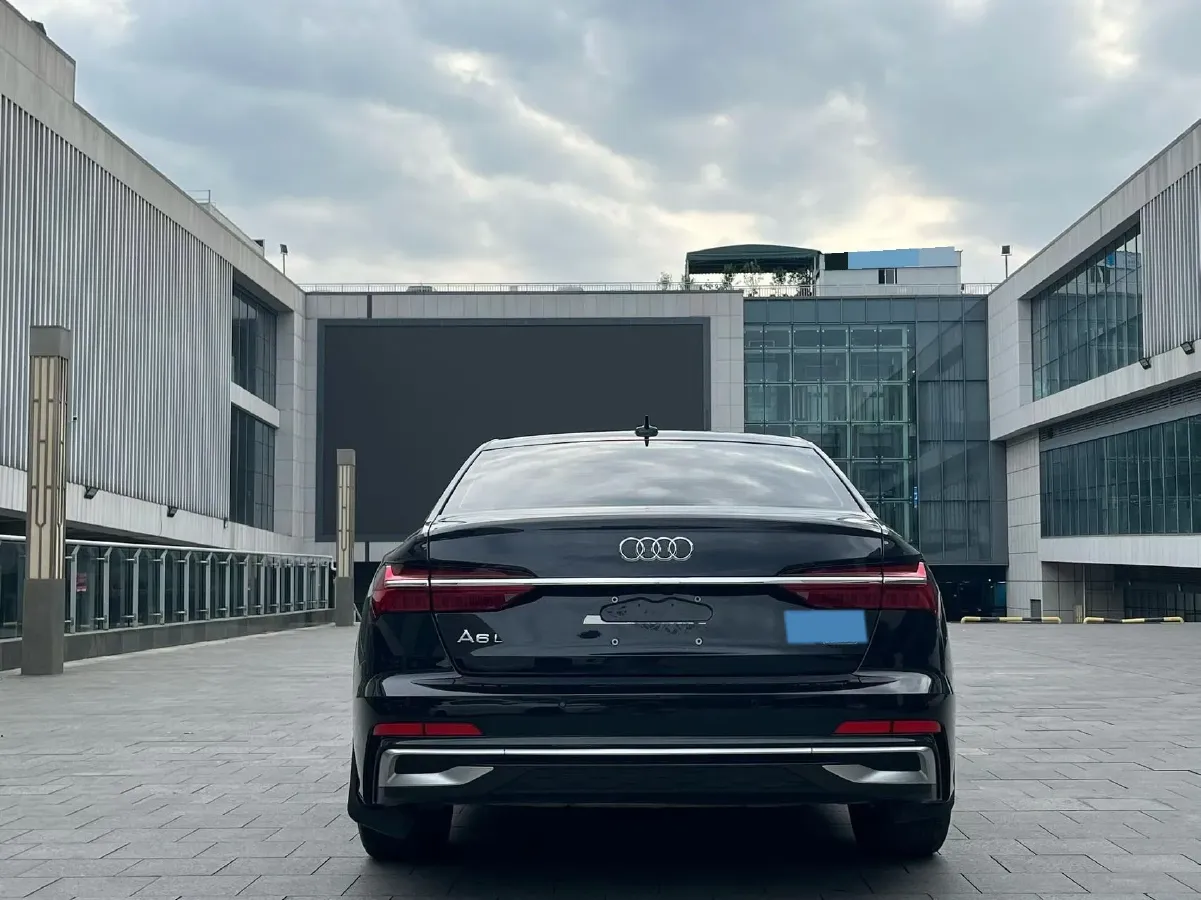 2024 Audi A6L 2.0T 245HP L4 7DCT,autocango,china used car exporter,china ev exporter,chinese used car exporter,chinese used ev exporter