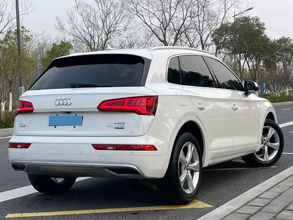 2020 Audi Q5L 2.0T 190HP L4 7DCT,autocango,china used car exporter,china ev exporter,chinese used car exporter,chinese used ev exporter