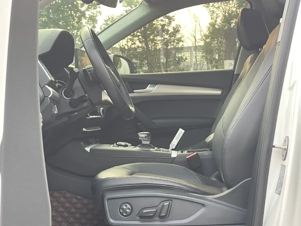 2020 Audi Q5L 2.0T 190HP L4 7DCT,autocango,china used car exporter,china ev exporter,chinese used car exporter,chinese used ev exporter