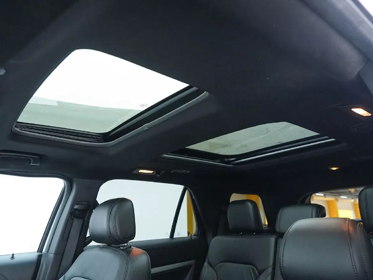 2017 Alfa Romeo Giulia 2.0T 280HP L4 8AT,autocango,china used car exporter,china ev exporter,chinese used car exporter,chinese used ev exporter