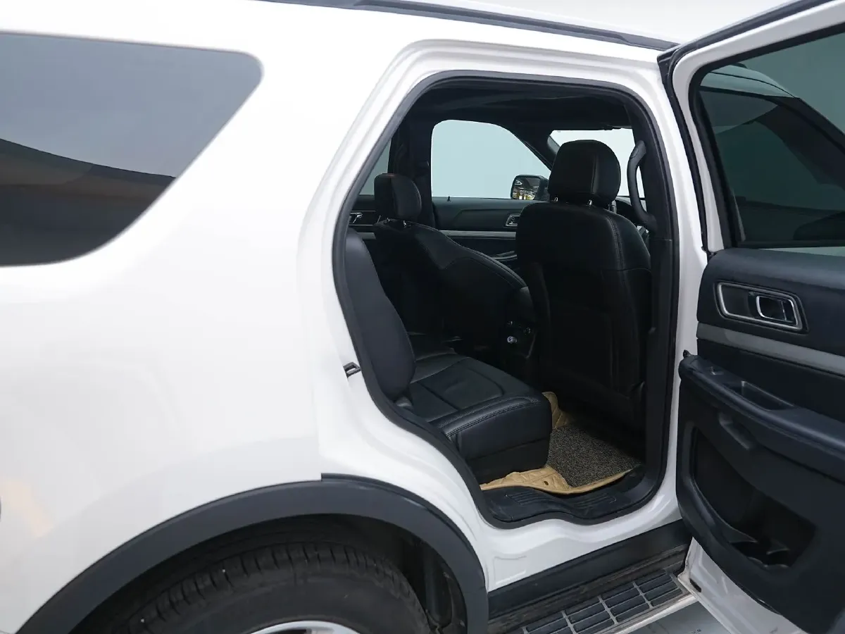 2017 Alfa Romeo Giulia 2.0T 280HP L4 8AT,autocango,china used car exporter,china ev exporter,chinese used car exporter,chinese used ev exporter