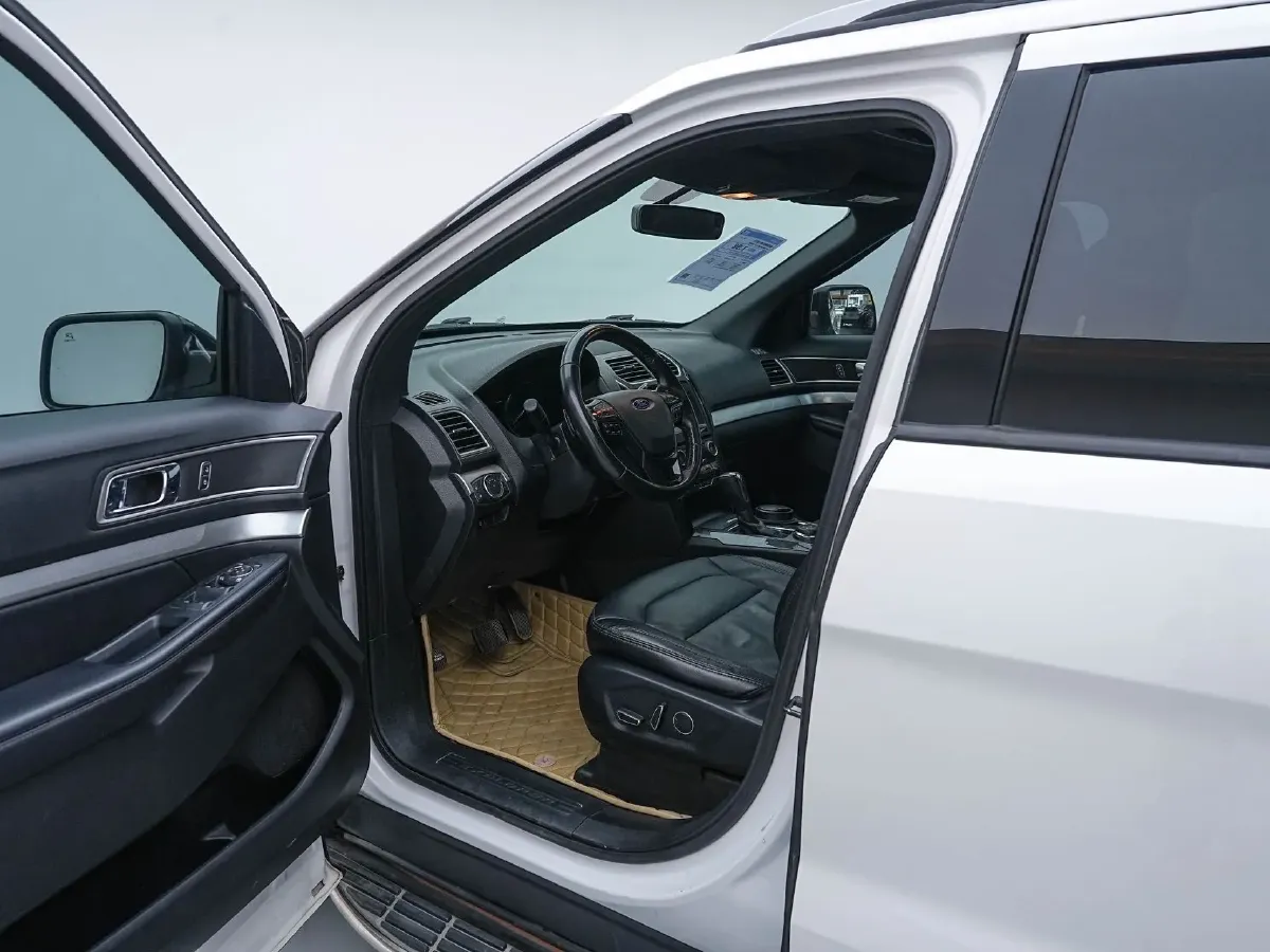 2017 Alfa Romeo Giulia 2.0T 280HP L4 8AT,autocango,china used car exporter,china ev exporter,chinese used car exporter,chinese used ev exporter