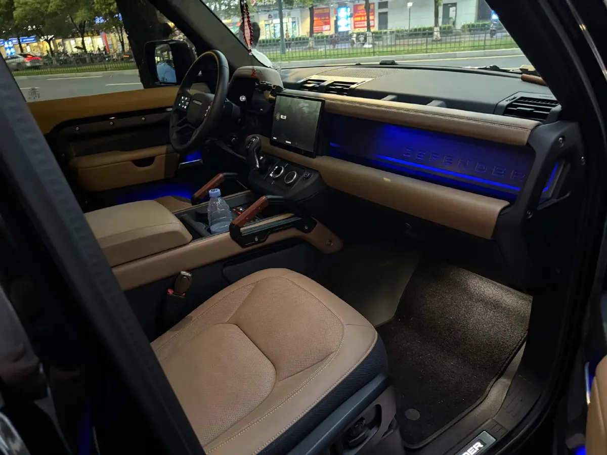 2025 Land Rover Defender 3.0T 400HP L6 8AT,autocango,china used car exporter,china ev exporter,chinese used car exporter,chinese used ev exporter