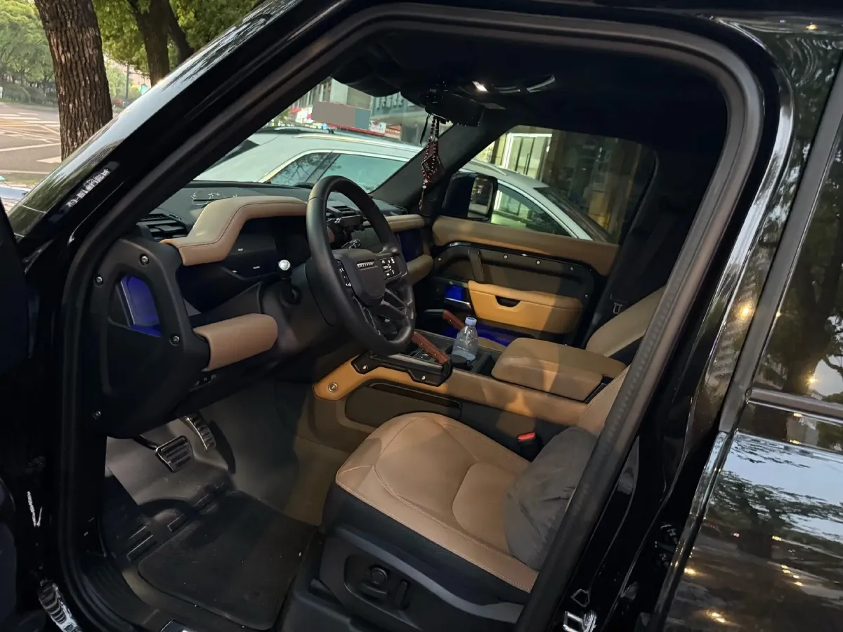 2025 Land Rover Defender 3.0T 400HP L6 8AT,autocango,china used car exporter,china ev exporter,chinese used car exporter,chinese used ev exporter