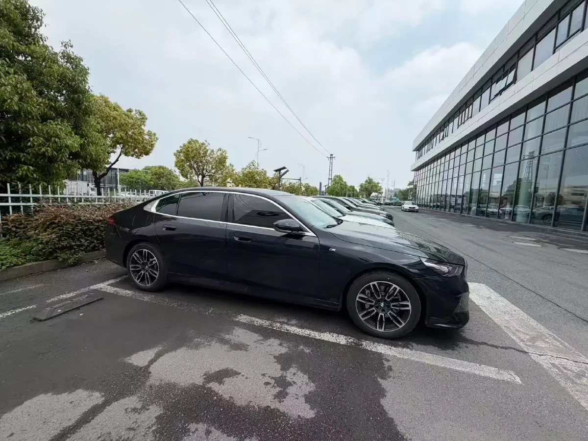 2025 BMW 5 Series 2.0T 258HP L4 8AT,autocango,china used car exporter,china ev exporter,chinese used car exporter,chinese used ev exporter