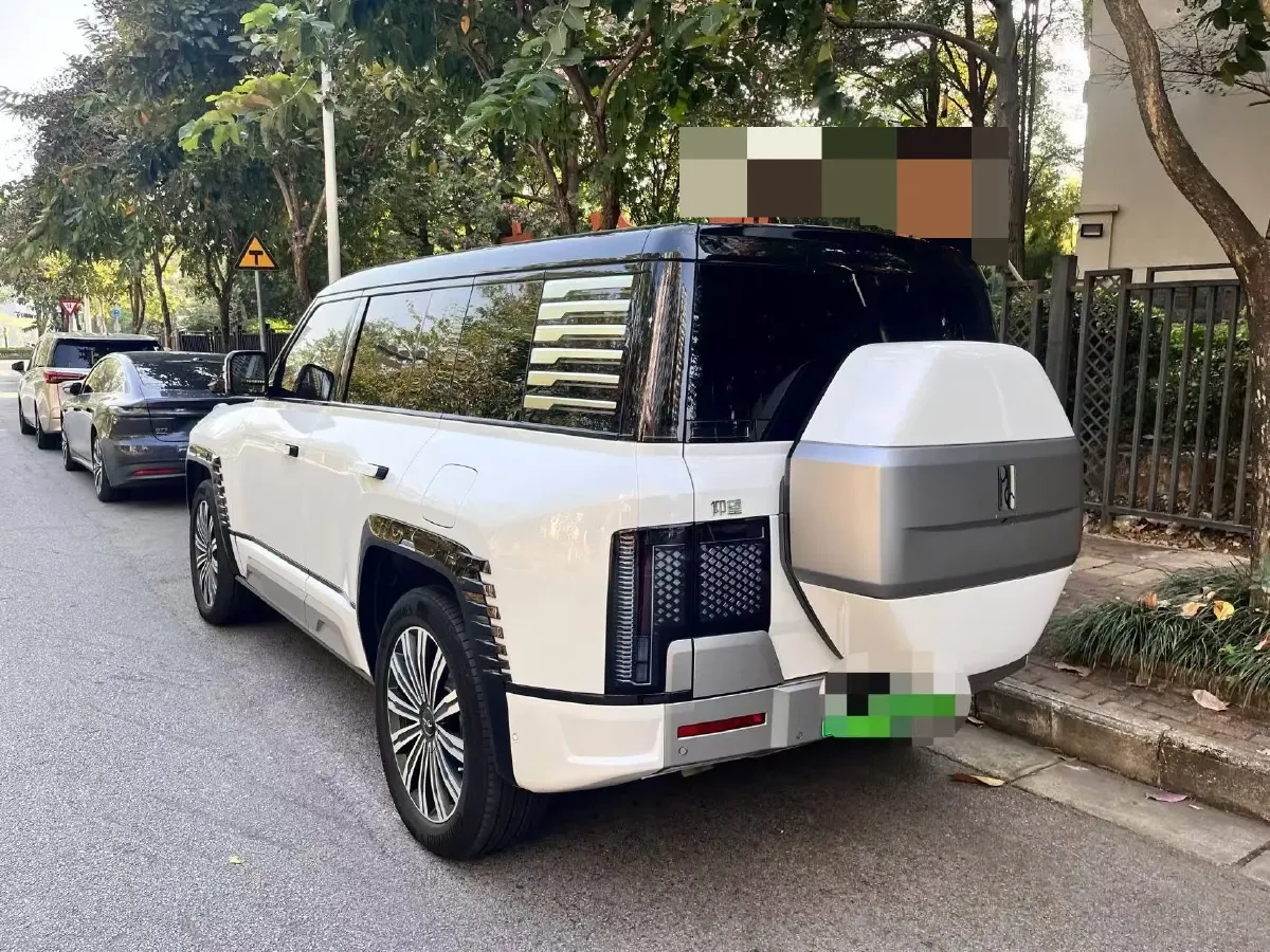 2023 YangWang U8 2.0T 272HP L4 REEV 49.05KWH,autocango,china used car exporter,china ev exporter,chinese used car exporter,chinese used ev exporter