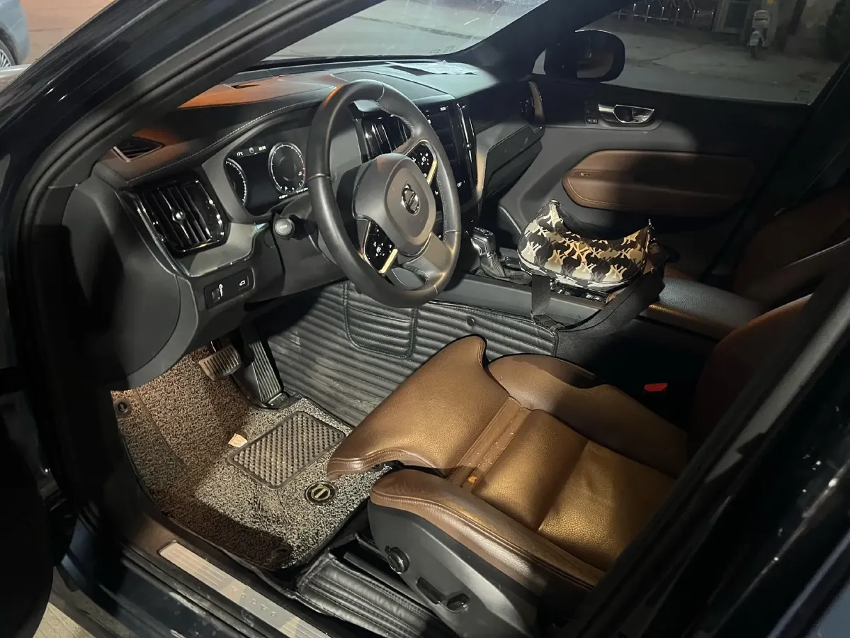 2021 Volvo XC60 2.0T 250HP L4 8AT,autocango,china used car exporter,china ev exporter,chinese used car exporter,chinese used ev exporter