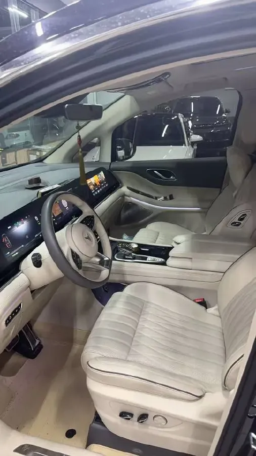 2022 Voyah Dream BEV 108.7KWH,autocango,china used car exporter,china ev exporter,chinese used car exporter,chinese used ev exporter