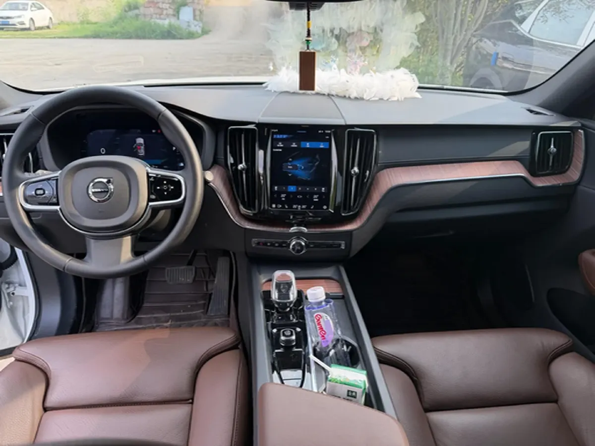 2025 Volvo XC60 2.0T 250HP L4 8AT,autocango,china used car exporter,china ev exporter,chinese used car exporter,chinese used ev exporter