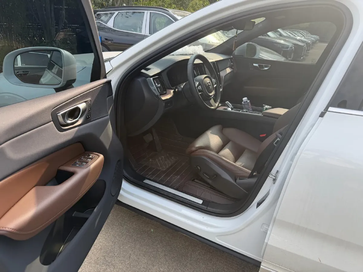 2025 Volvo XC60 2.0T 250HP L4 8AT,autocango,china used car exporter,china ev exporter,chinese used car exporter,chinese used ev exporter