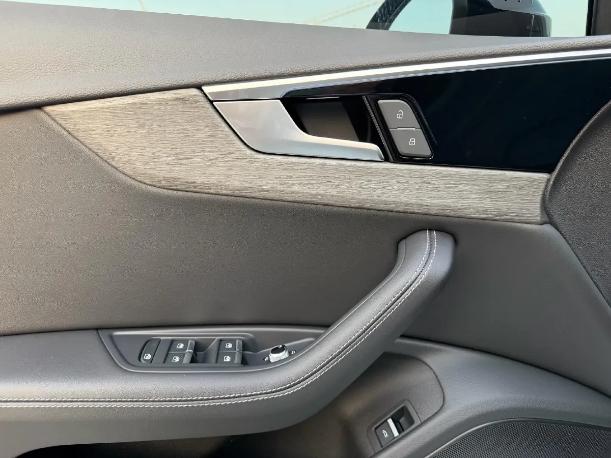 2023 Audi A4L 2.0T 190HP L4 7DCT,autocango,china used car exporter,china ev exporter,chinese used car exporter,chinese used ev exporter