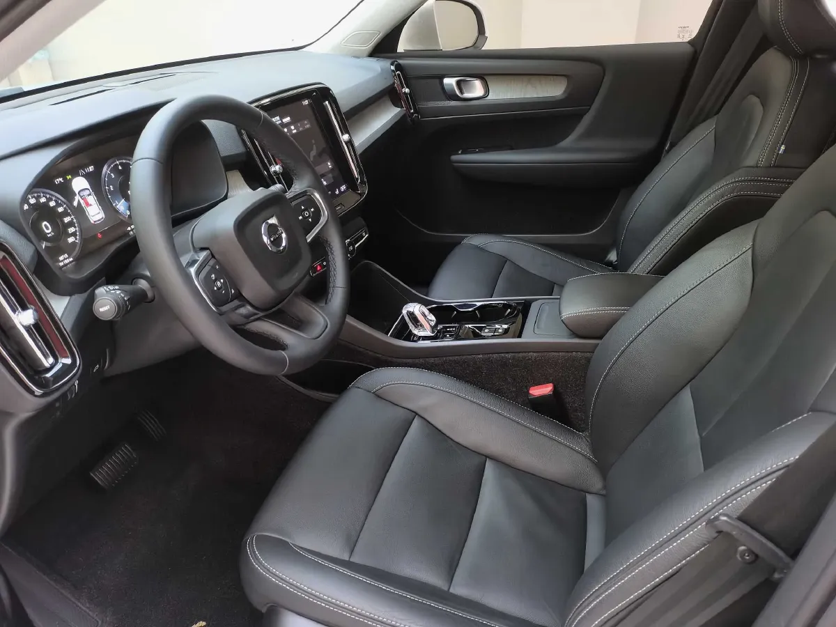 2022 Volvo XC40 2.0T 190HP L4 8AT,autocango,china used car exporter,china ev exporter,chinese used car exporter,chinese used ev exporter