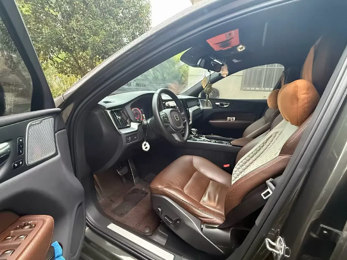 2021 Volvo XC60 2.0T 250HP L4 8AT,autocango,china used car exporter,china ev exporter,chinese used car exporter,chinese used ev exporter