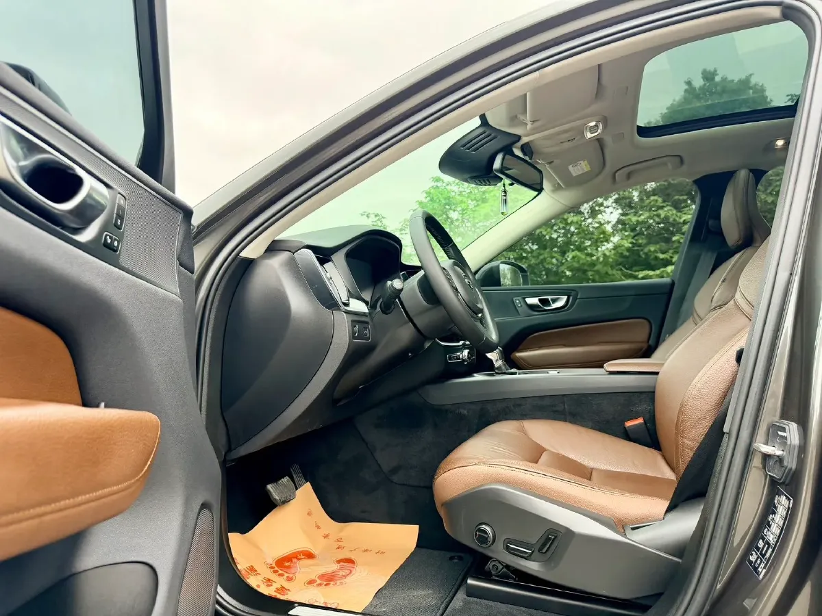 2020 Volvo XC60 2.0T 254HP L4 8AT,autocango,china used car exporter,china ev exporter,chinese used car exporter,chinese used ev exporter