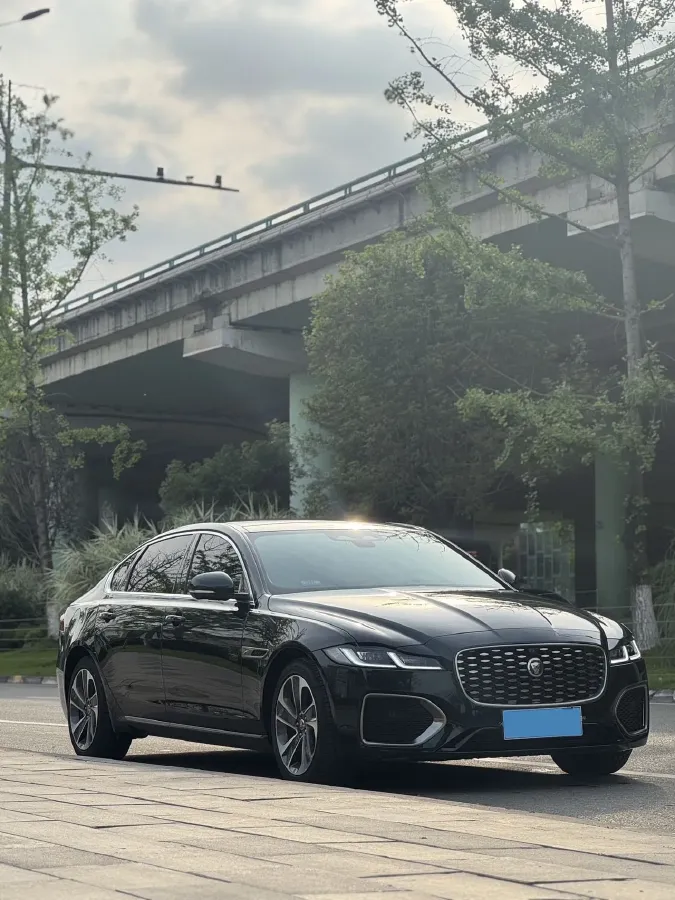 2022 Jaguar XFL 2.0T 200HP L4 8AT,autocango,china used car exporter,china ev exporter,chinese used car exporter,chinese used ev exporter