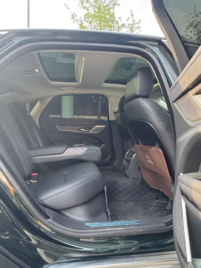 2022 Jaguar XFL 2.0T 200HP L4 8AT,autocango,china used car exporter,china ev exporter,chinese used car exporter,chinese used ev exporter