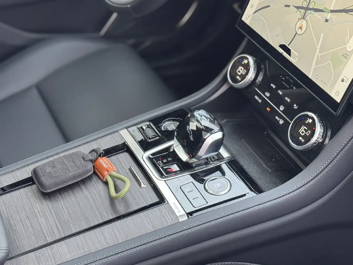 2022 Jaguar XFL 2.0T 200HP L4 8AT,autocango,china used car exporter,china ev exporter,chinese used car exporter,chinese used ev exporter