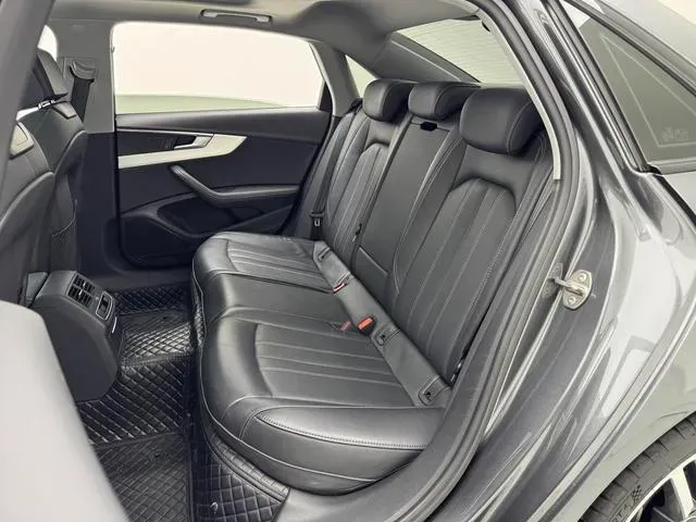 2022 Audi A4L 2.0T 190HP L4 7DCT,autocango,china used car exporter,china ev exporter,chinese used car exporter,chinese used ev exporter