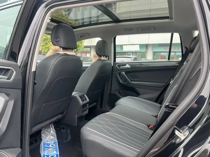 2025 Volkswagen Tiguan L 2.0T 186HP L4 7DCT,autocango,china used car exporter,china ev exporter,chinese used car exporter,chinese used ev exporter