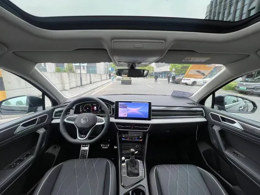 2025 Volkswagen Tiguan L 2.0T 186HP L4 7DCT,autocango,china used car exporter,china ev exporter,chinese used car exporter,chinese used ev exporter