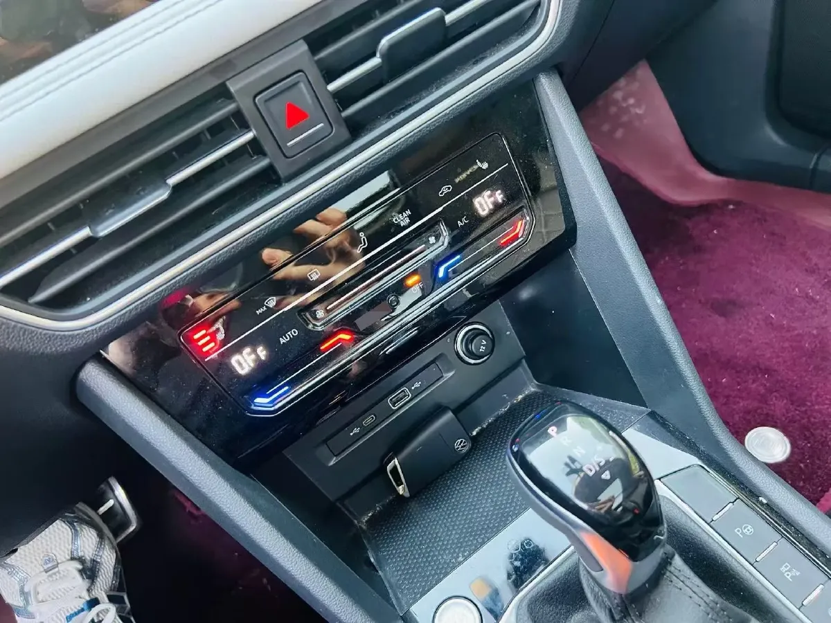 2024 Volkswagen Tiguan L 2.0T 186HP L4 7DCT,autocango,china used car exporter,china ev exporter,chinese used car exporter,chinese used ev exporter