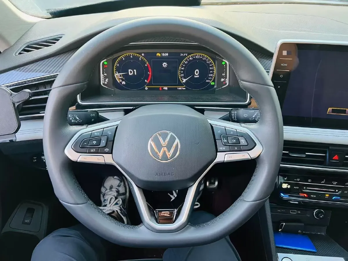 2024 Volkswagen Tiguan L 2.0T 186HP L4 7DCT,autocango,china used car exporter,china ev exporter,chinese used car exporter,chinese used ev exporter