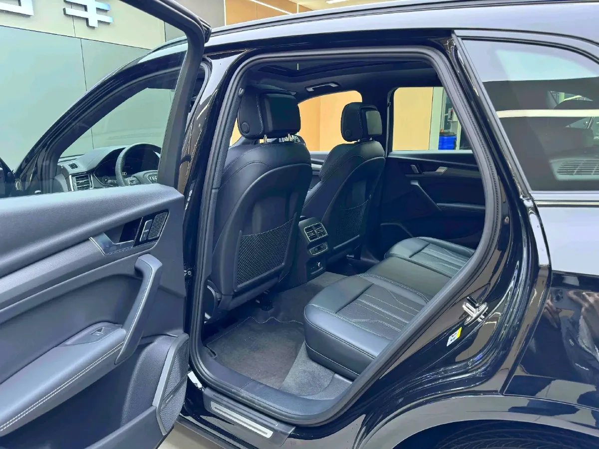2025 Audi Q5L 2.0T 245HP L4 7DCT,autocango,china used car exporter,china ev exporter,chinese used car exporter,chinese used ev exporter