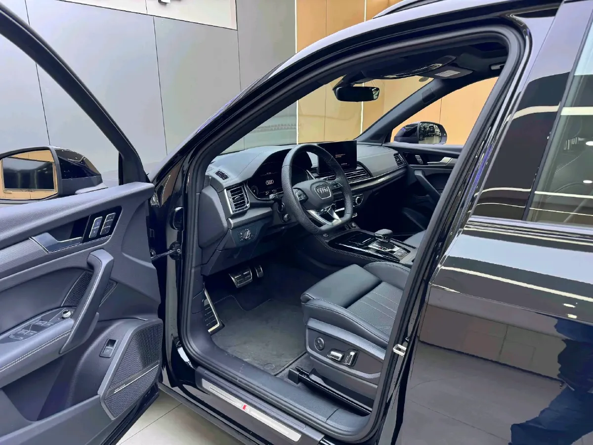 2025 Audi Q5L 2.0T 245HP L4 7DCT,autocango,china used car exporter,china ev exporter,chinese used car exporter,chinese used ev exporter