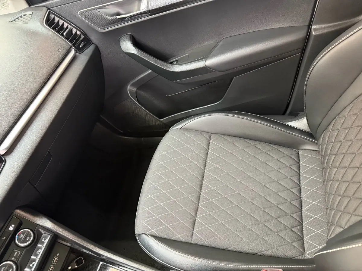 2021 Skoda Karoq 1.4T 150HP L4 7DCT,autocango,china used car exporter,china ev exporter,chinese used car exporter,chinese used ev exporter