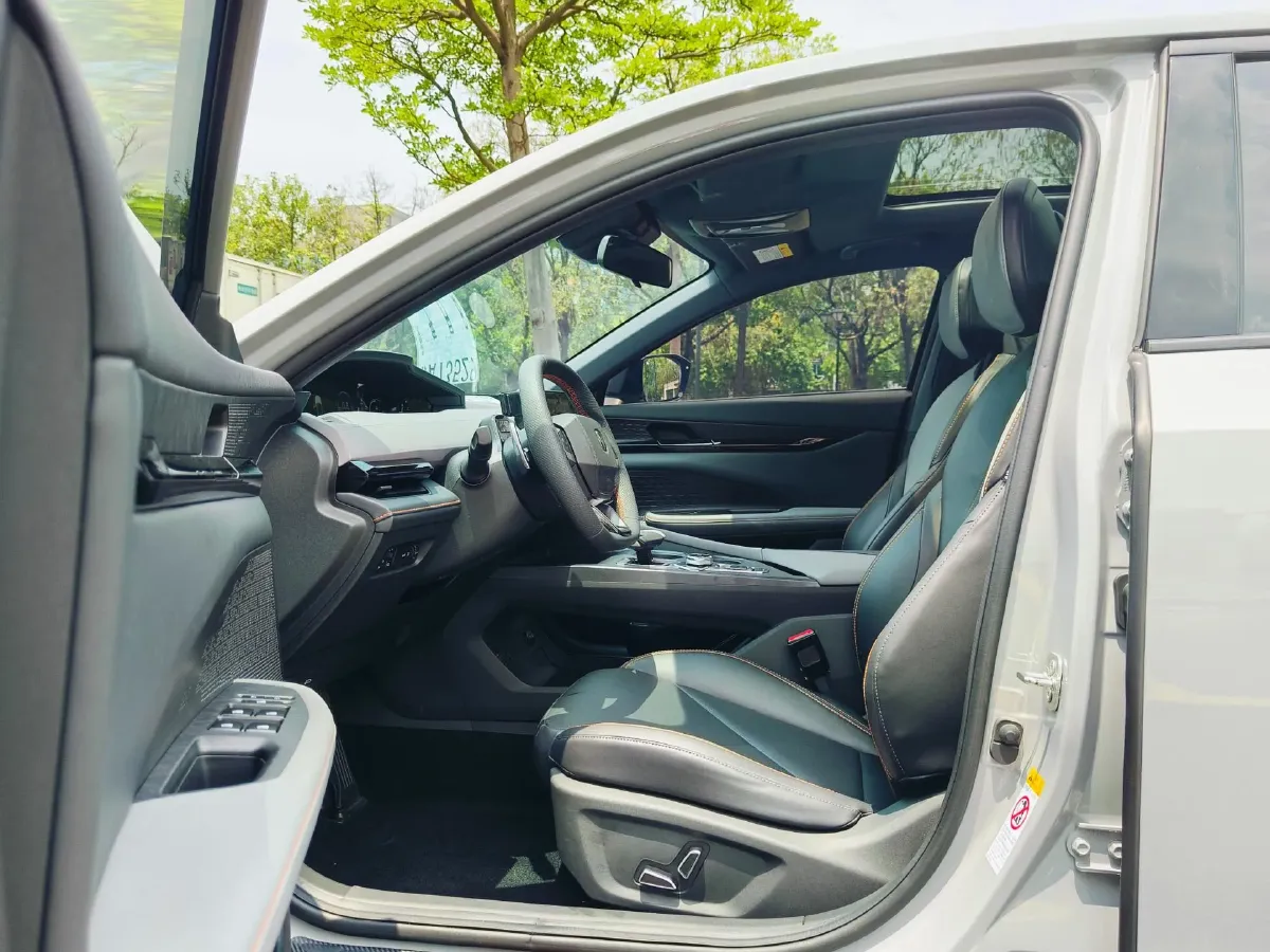 2022 ChangAn UNI-V 1.5T 188HP L4 7DCT,autocango,china used car exporter,china ev exporter,chinese used car exporter,chinese used ev exporter