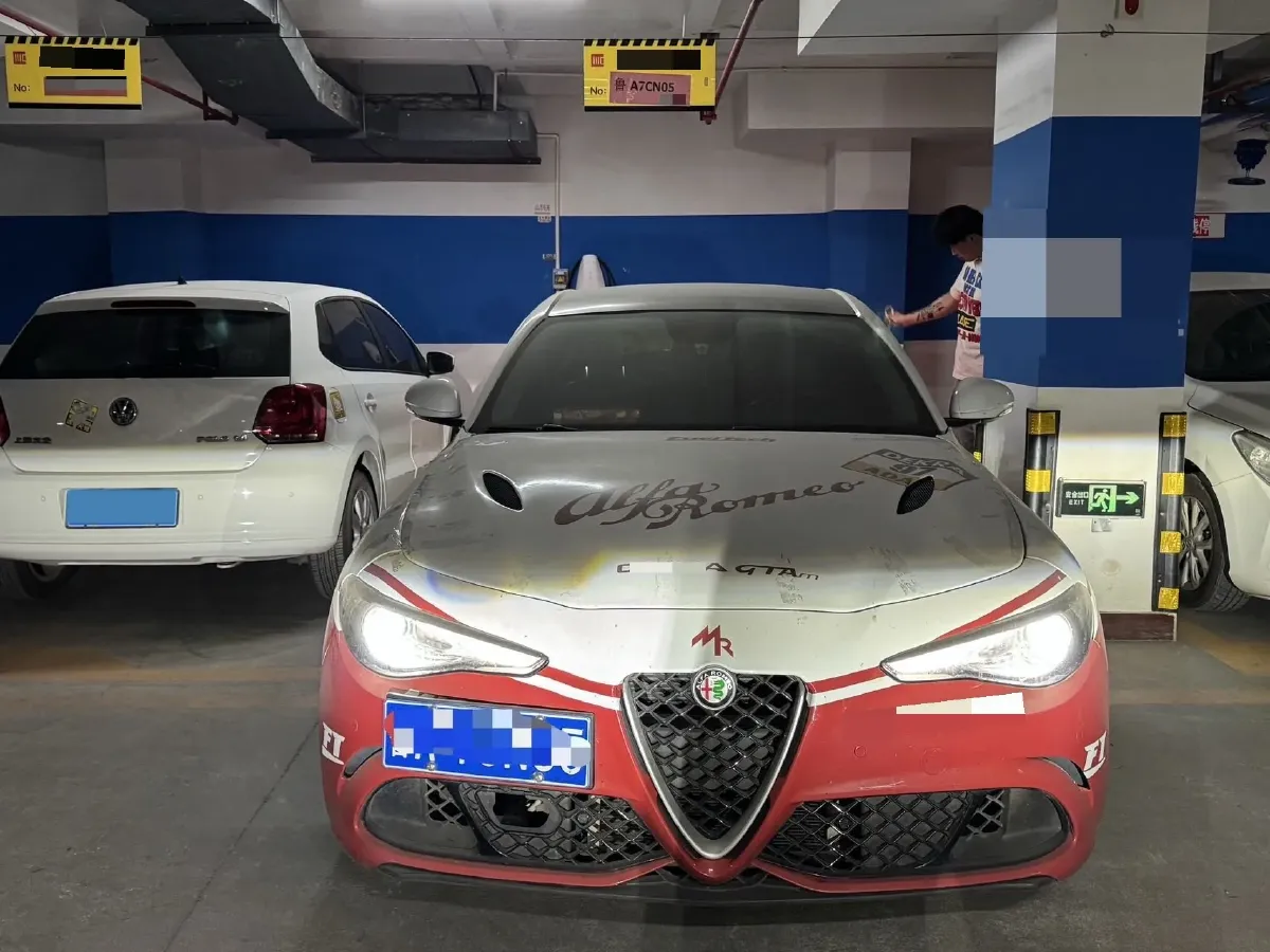 2017 Alfa Romeo Giulia 2.0T 200HP L4 8AT,autocango,china used car exporter,china ev exporter,chinese used car exporter,chinese used ev exporter