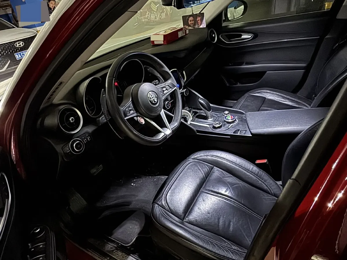 2017 Alfa Romeo Giulia 2.0T 200HP L4 8AT,autocango,china used car exporter,china ev exporter,chinese used car exporter,chinese used ev exporter