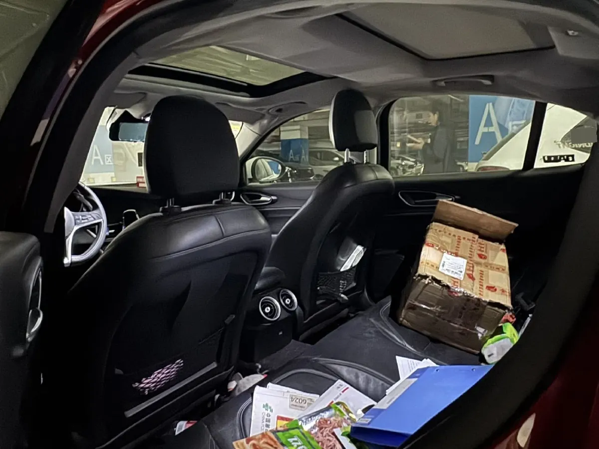 2017 Alfa Romeo Giulia 2.0T 200HP L4 8AT,autocango,china used car exporter,china ev exporter,chinese used car exporter,chinese used ev exporter