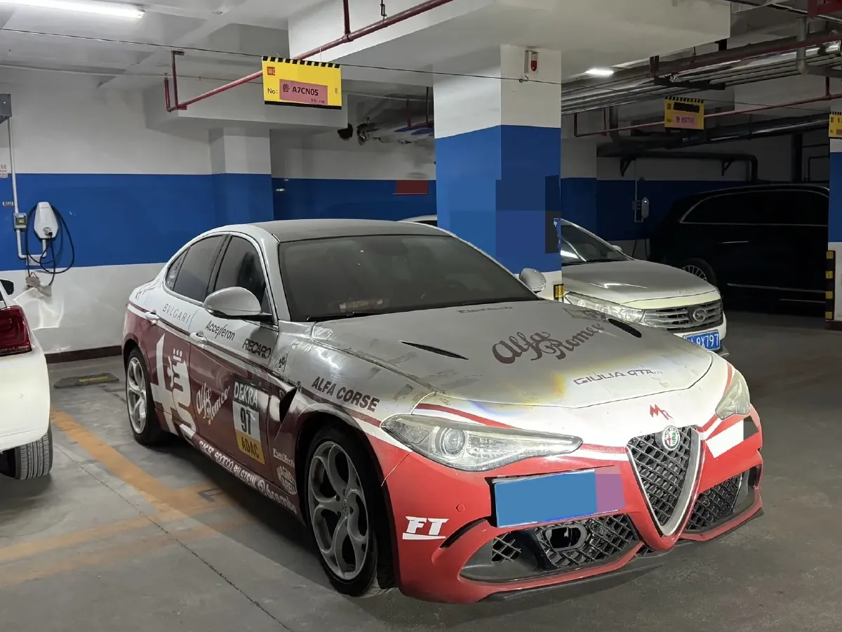 2017 Alfa Romeo Giulia 2.0T 200HP L4 8AT,autocango,china used car exporter,china ev exporter,chinese used car exporter,chinese used ev exporter