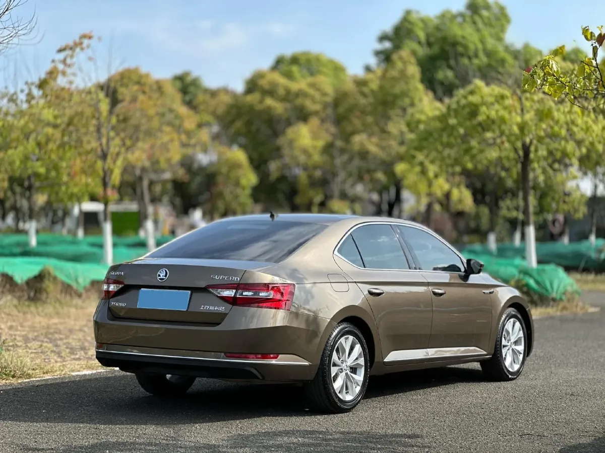 2018 Skoda Superb 1.8T 180HP L4 7DCT,autocango,china used car exporter,china ev exporter,chinese used car exporter,chinese used ev exporter