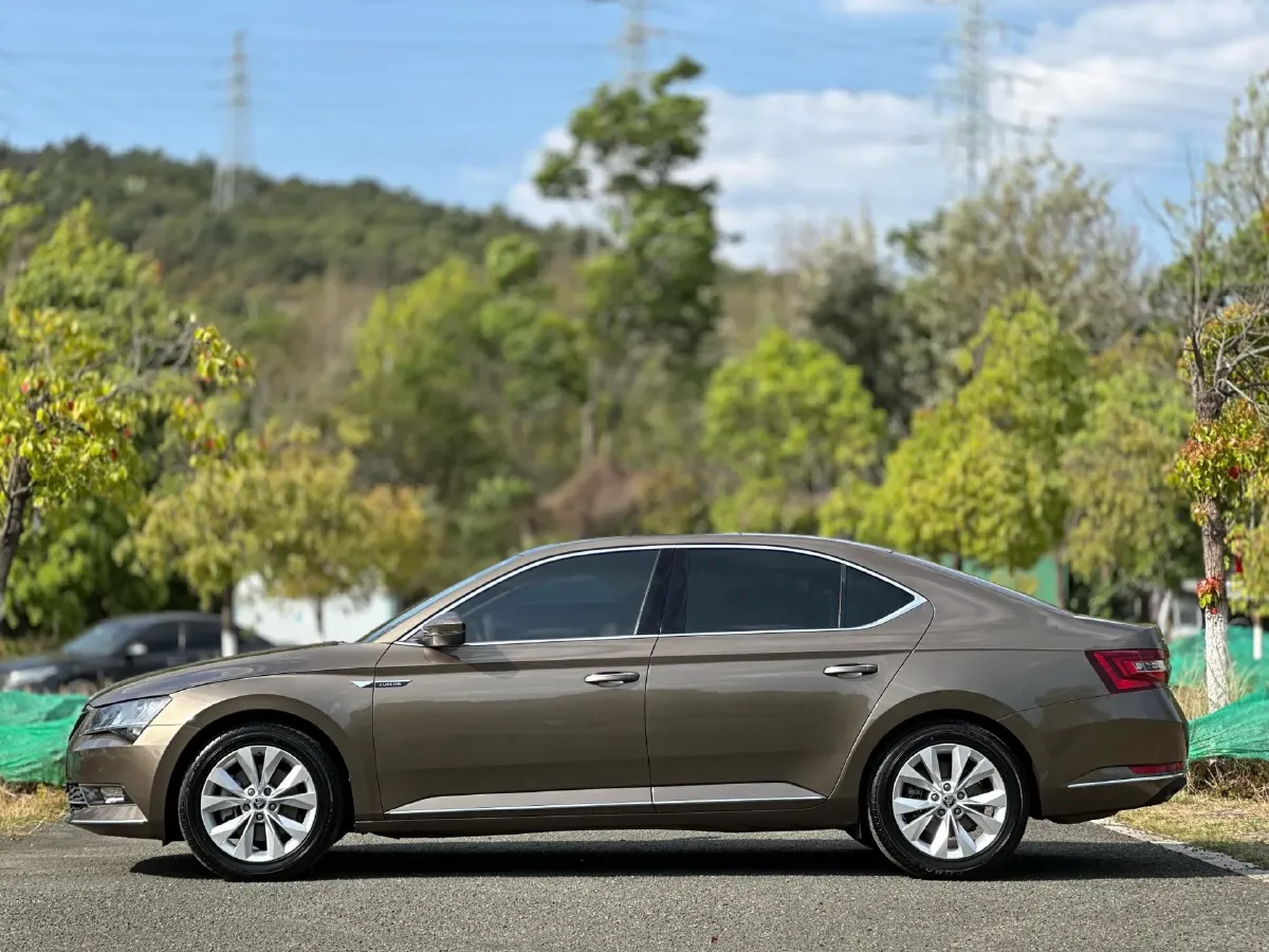 2018 Skoda Superb 1.8T 180HP L4 7DCT,autocango,china used car exporter,china ev exporter,chinese used car exporter,chinese used ev exporter