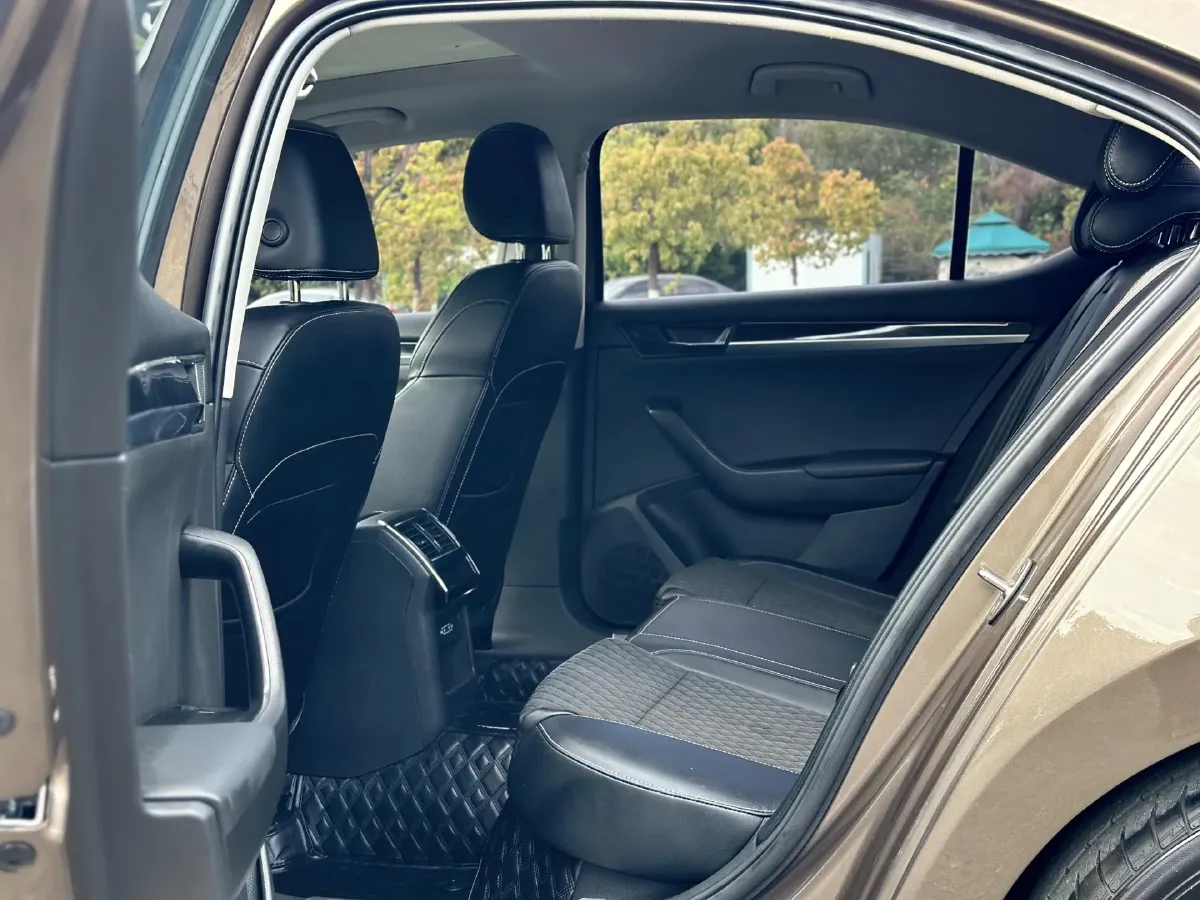 2018 Skoda Superb 1.8T 180HP L4 7DCT,autocango,china used car exporter,china ev exporter,chinese used car exporter,chinese used ev exporter