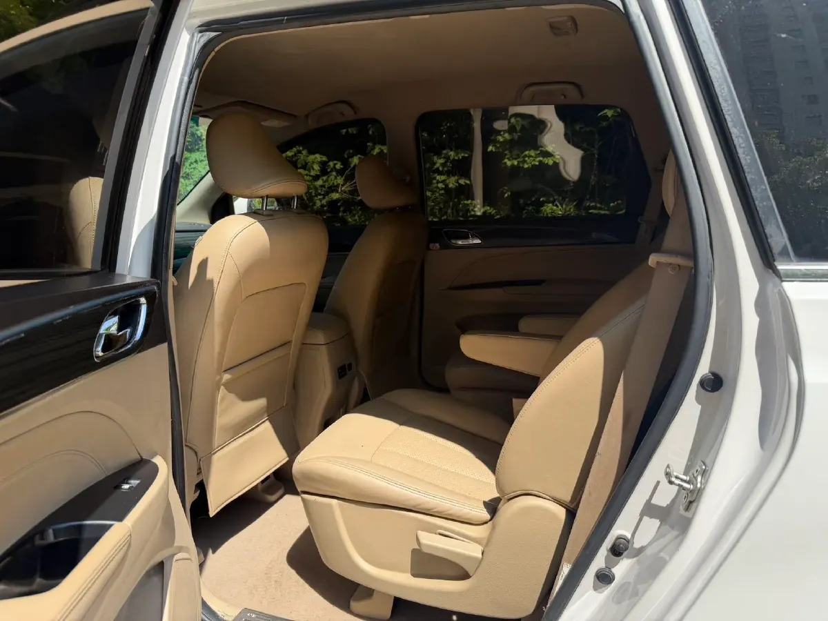 2016 BaoJun 730 1.5L 112HP L4 5MT,autocango,china used car exporter,china ev exporter,chinese used car exporter,chinese used ev exporter