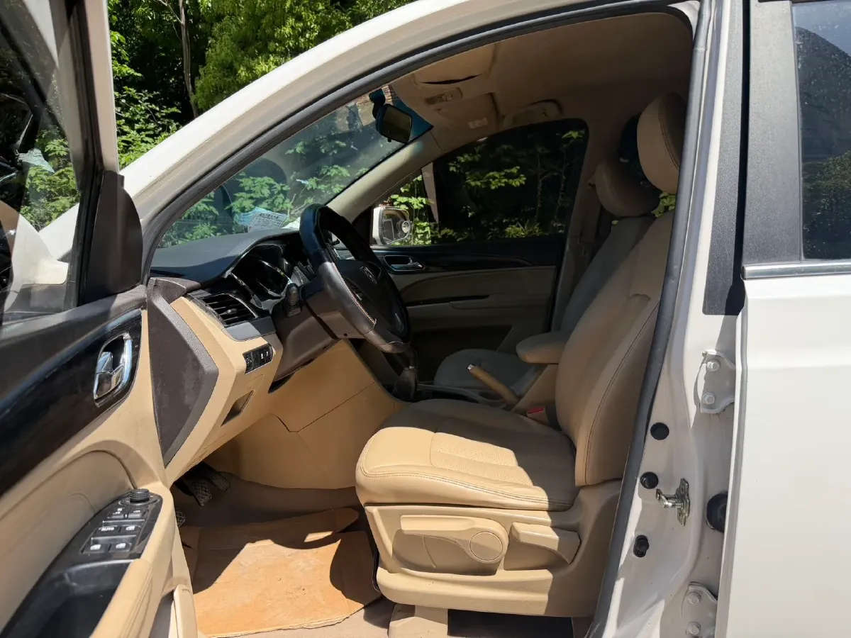 2016 BaoJun 730 1.5L 112HP L4 5MT,autocango,china used car exporter,china ev exporter,chinese used car exporter,chinese used ev exporter