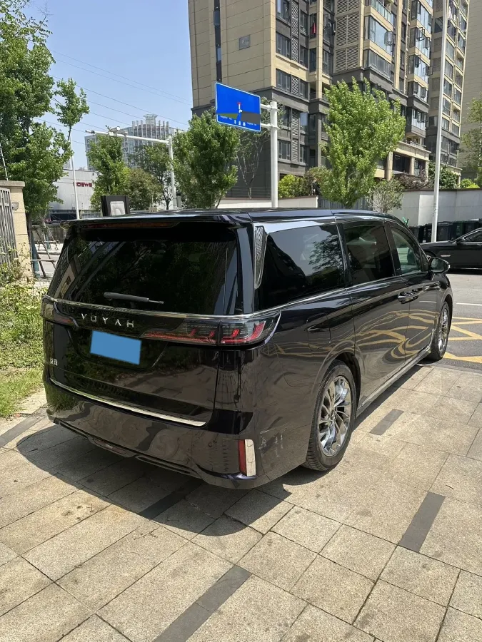 2022 Voyah Dream 1.5T 136HP L4 PHEV 25.57KWH,autocango,china used car exporter,china ev exporter,chinese used car exporter,chinese used ev exporter