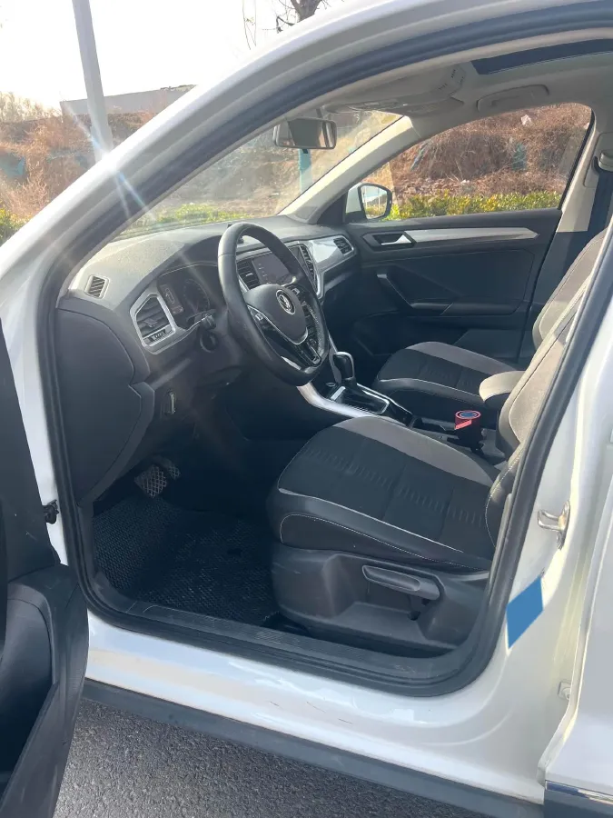 2022 Volkswagen T-Roc 1.4T 150HP L4 7DCT,autocango,china used car exporter,china ev exporter,chinese used car exporter,chinese used ev exporter