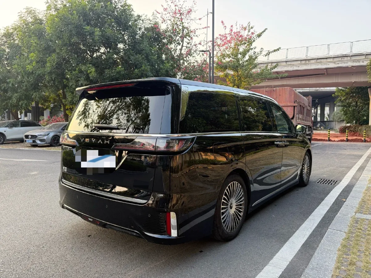 2025 Voyah Dream 1.5T 150HP L4 PHEV 41.7KWH,autocango,china used car exporter,china ev exporter,chinese used car exporter,chinese used ev exporter