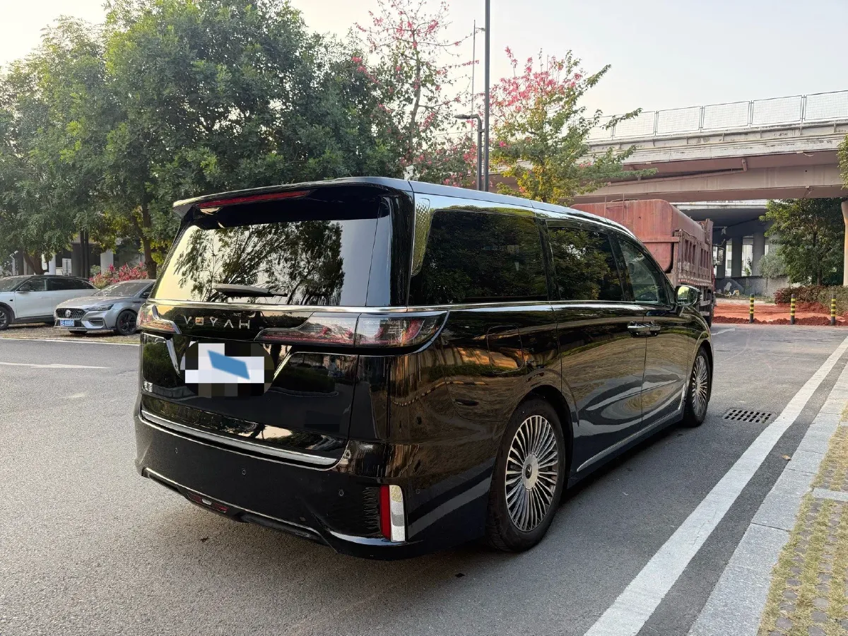 2025 Voyah Dream 1.5T 150HP L4 PHEV 41.7KWH,autocango,china used car exporter,china ev exporter,chinese used car exporter,chinese used ev exporter